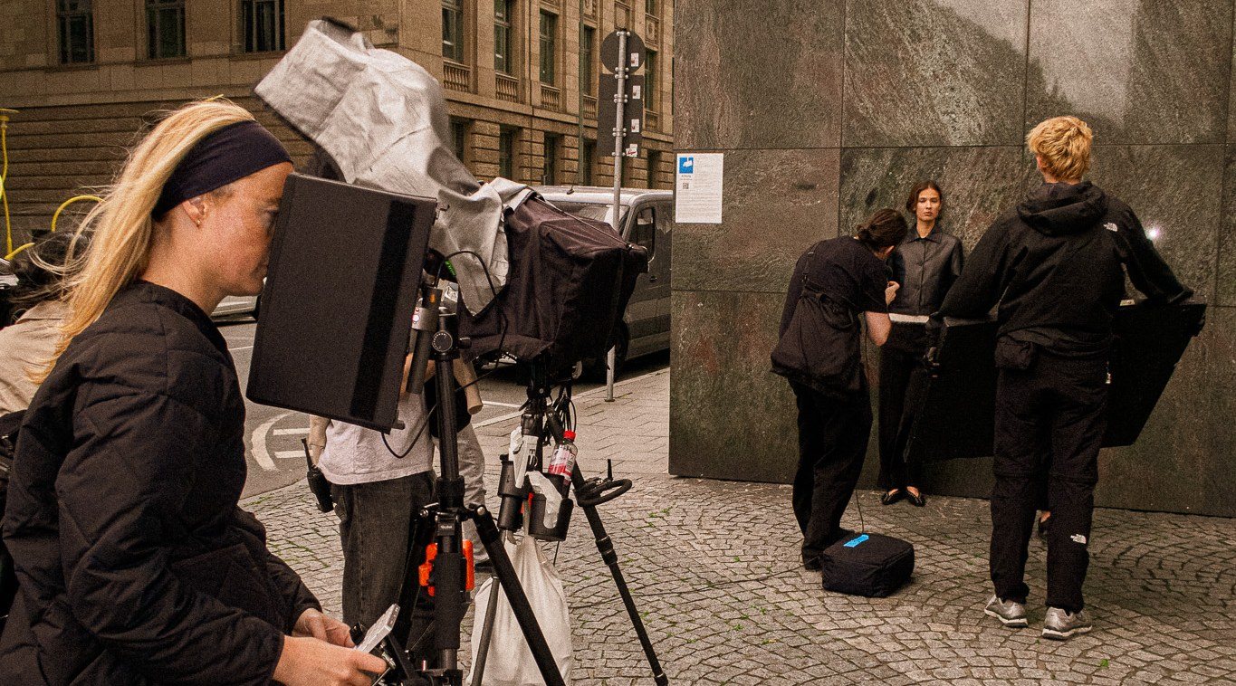 Kamerafrau am Stativ bei einem Fashion-Shooting in der Frankfurter Innenstadt