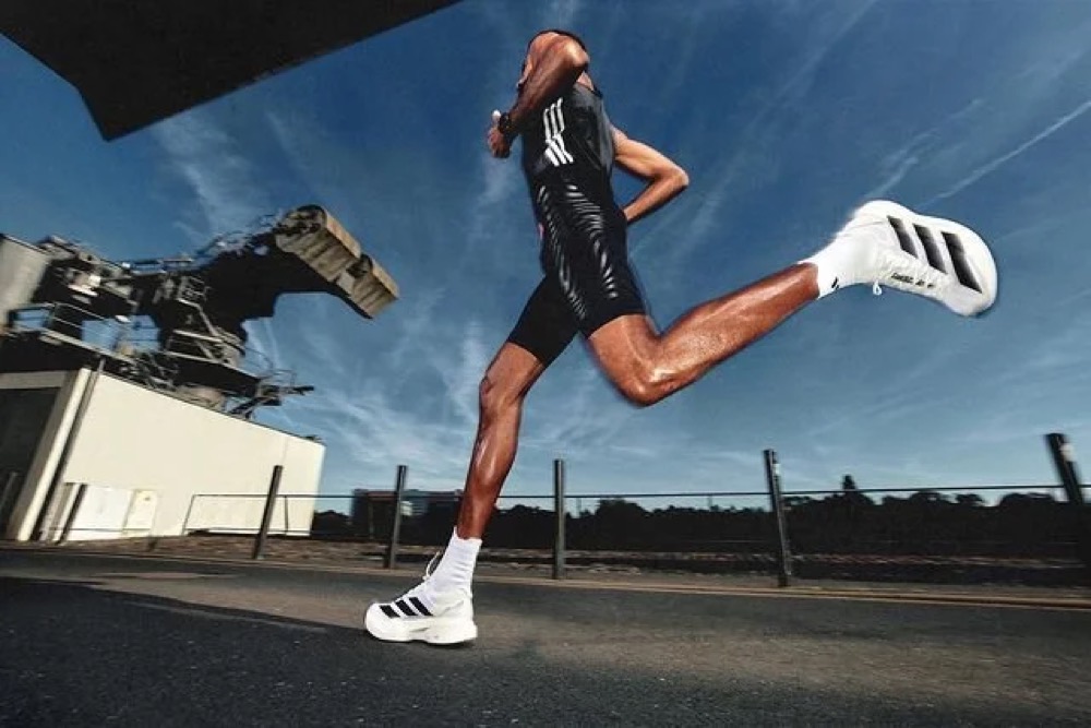 Amanal Petros läuft unter blauem Himmel über ein Dach, adidas Running