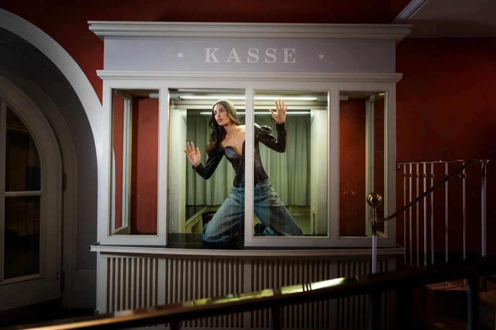 Alte Hotellobby mit rotem Teppich, Angels-Jeans-Kampagne HW24 in Freudenstadt