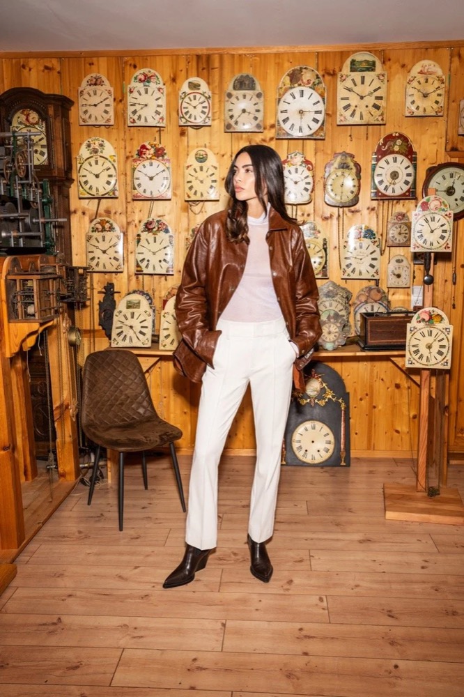 Model in brauner Lederjacke vor Kuckucksuhren, Angels-Jeans-Kampagne HW24 in Freudenstadt