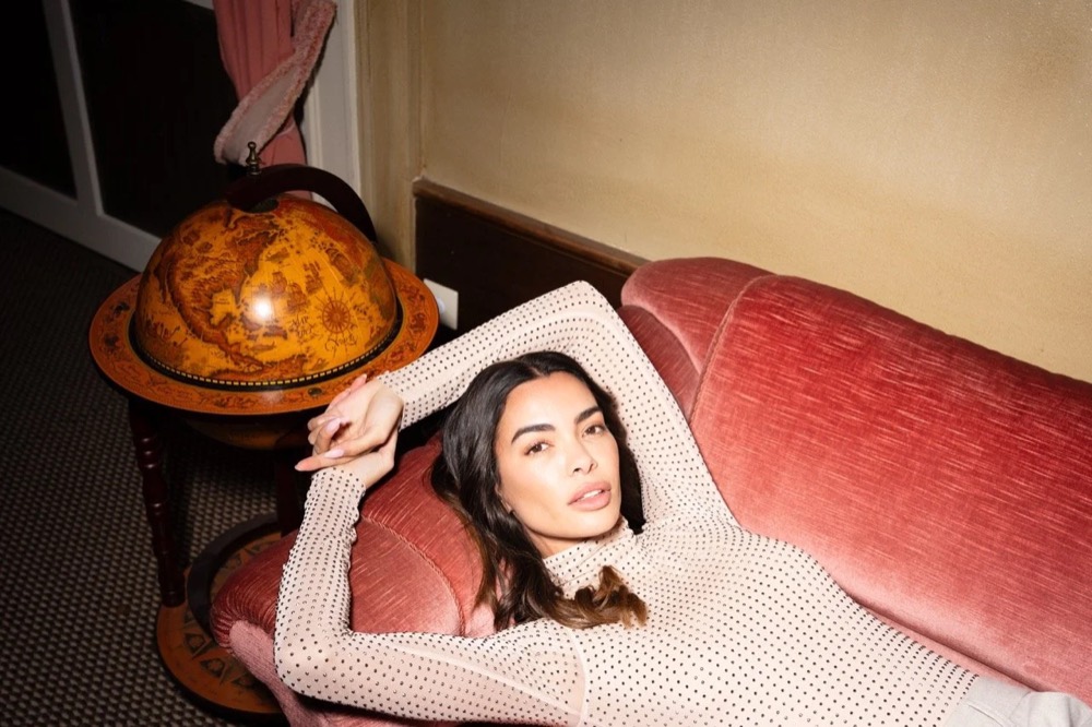 Model liegt auf einem rosa Samtsofa, Angels-Jeans-Kampagne HW24 in Freudenstadt