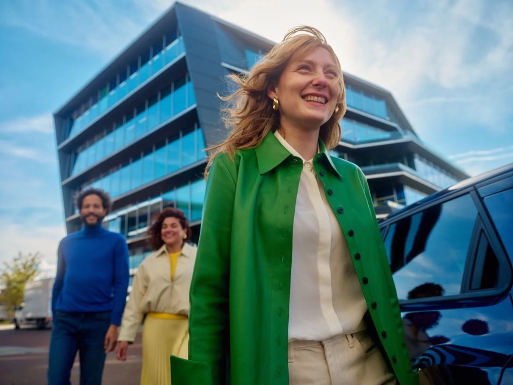 Drei Kollegen gehen durch ein Büroviertel, Shooting für Athlon Car Lease in Amsterdam
