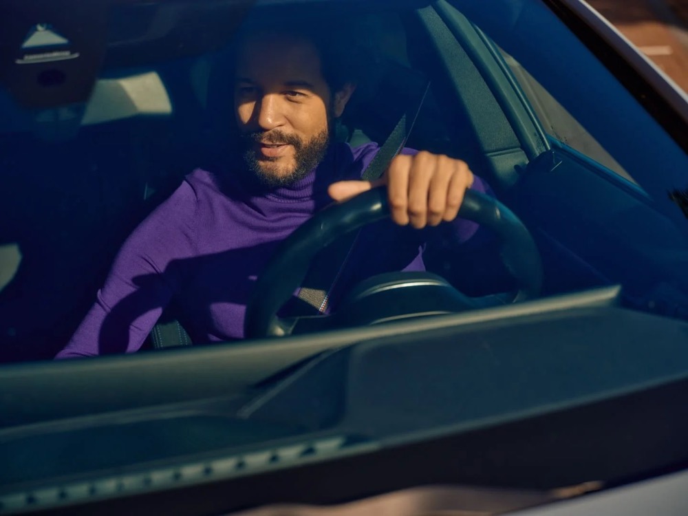 Mann am Steuer seines Autos, Shooting für Athlon Car Lease in Amsterdam