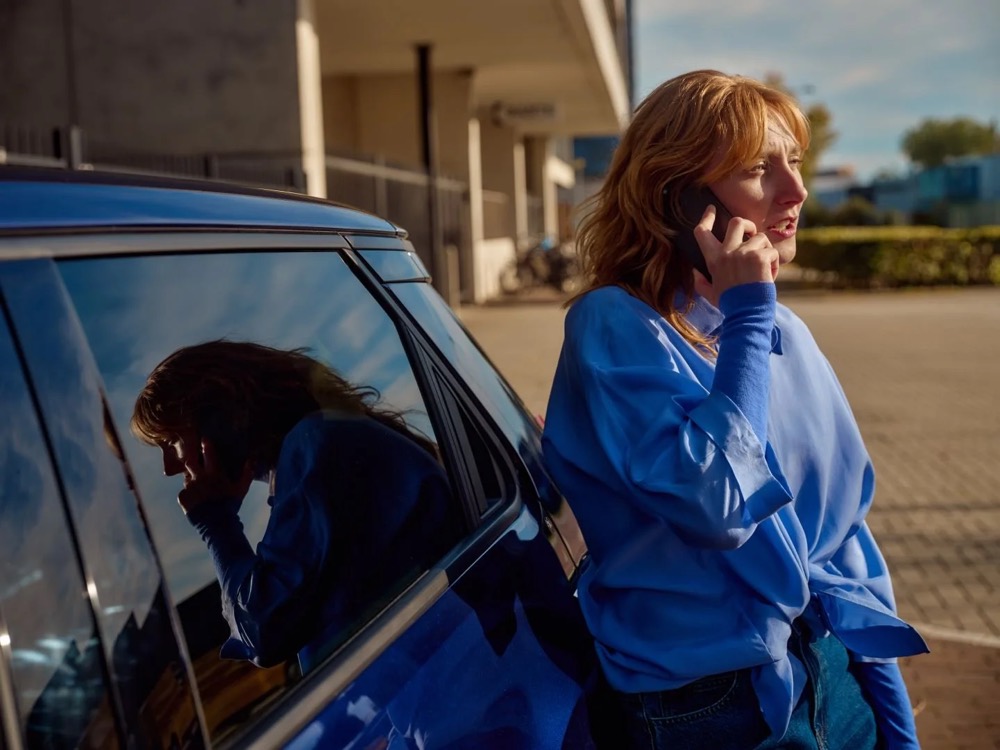 Frau telefoniert mit dem Fahrer-Support, Shooting für Athlon Car Lease in Amsterdam
