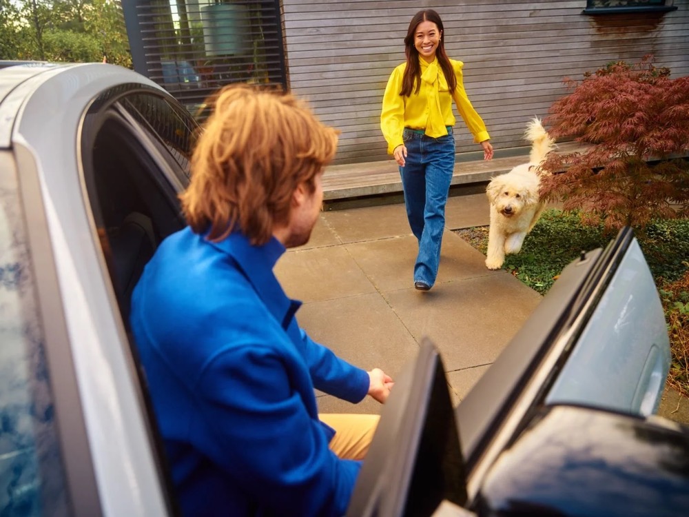 Mann kommt nach Hause zu Frau und Hund, Shooting für Athlon Car Lease in Amsterdam