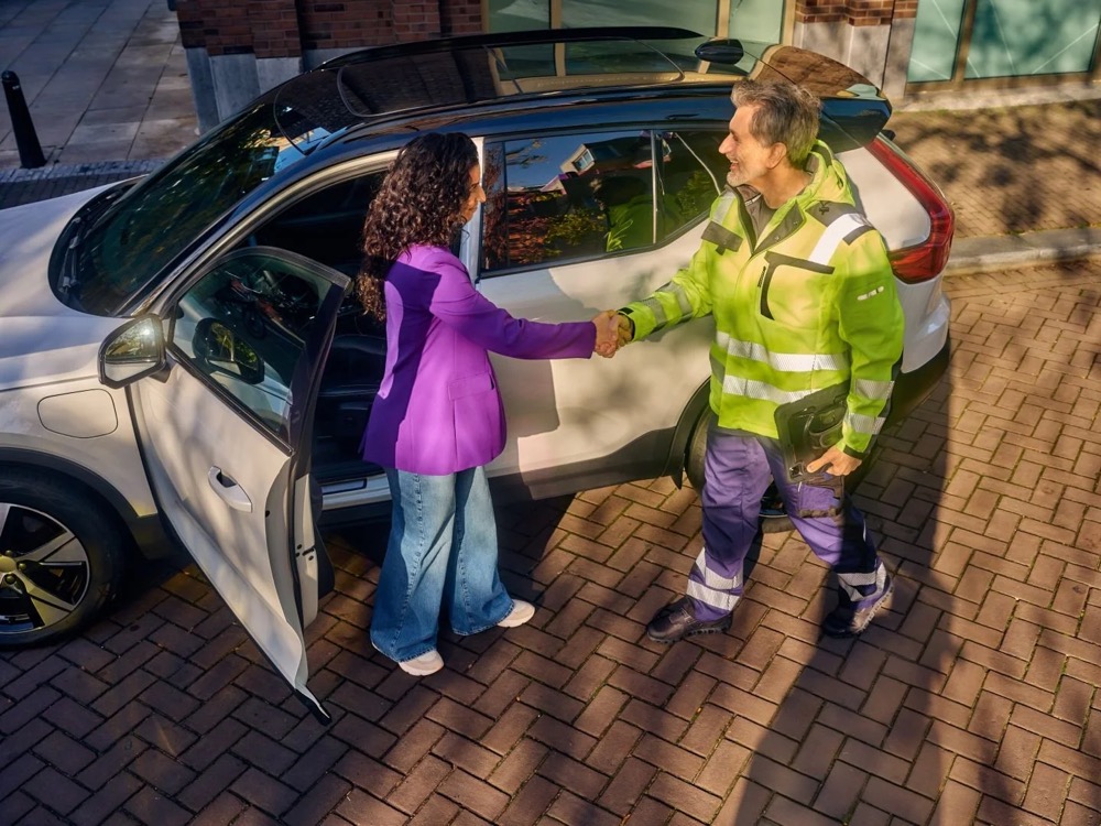 Fahrer schüttelt einem Pannenhelfer die Hand, Shooting für Athlon Car Lease in Amsterdam