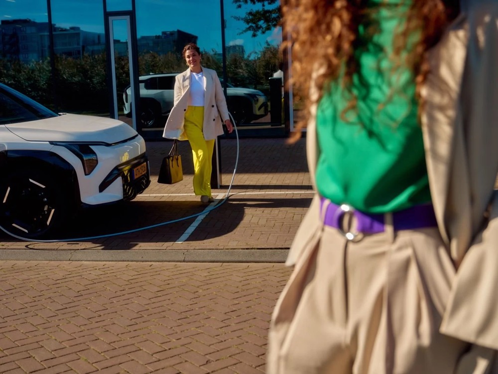 Frau trifft eine Kollegin in der Stadt, Shooting für Athlon Car Lease in Amsterdam