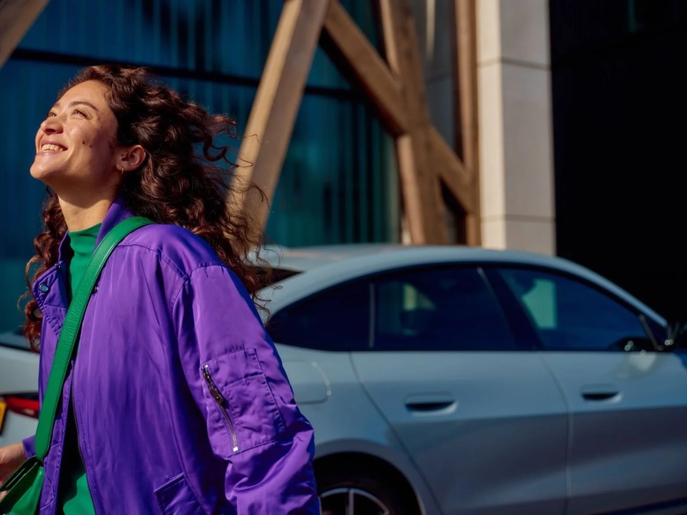 Zufriedener Fahrer im urbanen Umfeld, Shooting für Athlon Car Lease in Amsterdam