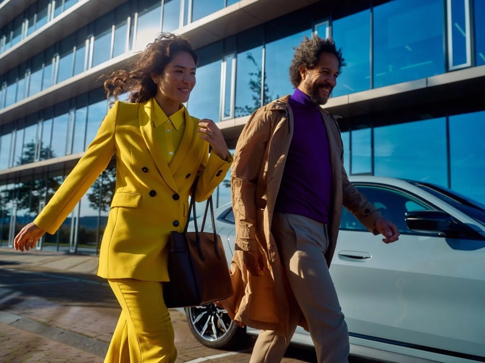 Mann und Frau gehen durch die Stadt, Shooting für Athlon Car Lease in Amsterdam