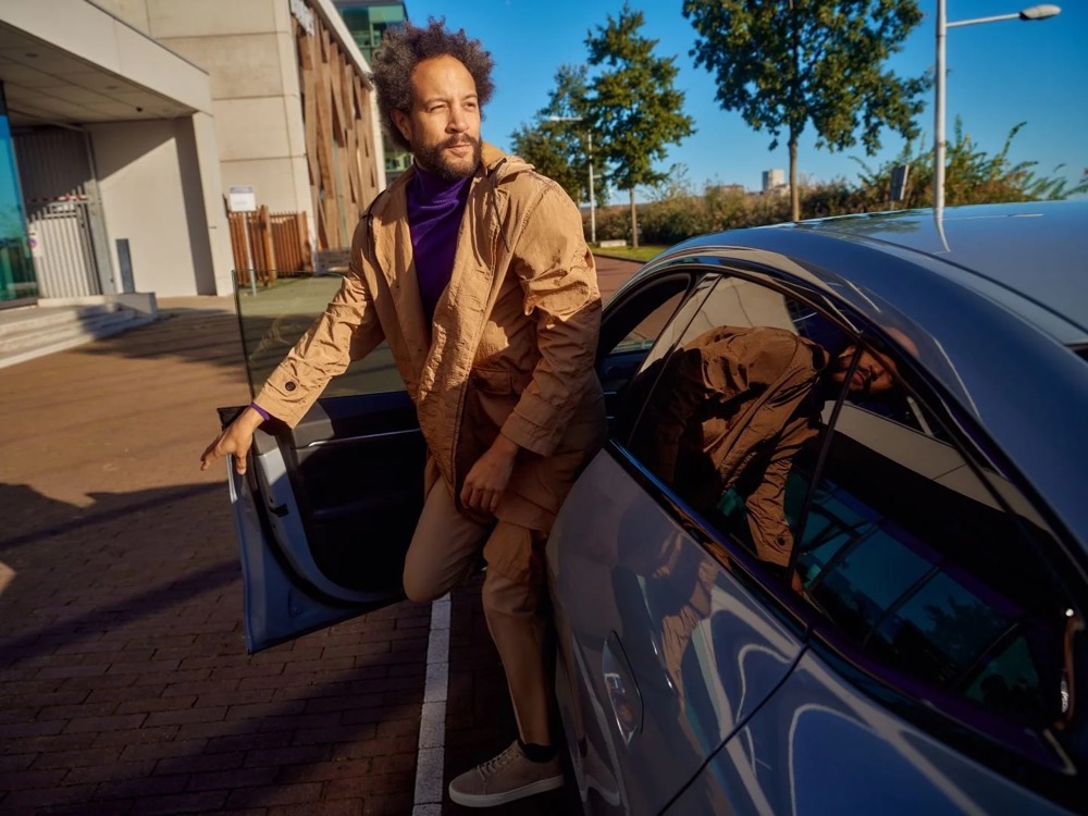 Mann parkt sein Auto und steigt aus, Shooting für Athlon Car Lease in Amsterdam