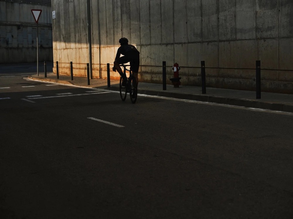 Radfahrer auf einer leeren Straße im Abendlicht in Barcelona, DIZO Bikes