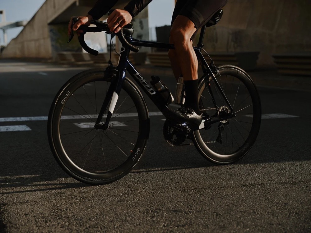 Rennrad in Bewegung, Detail aus der Untersicht in Barcelona, DIZO Bikes
