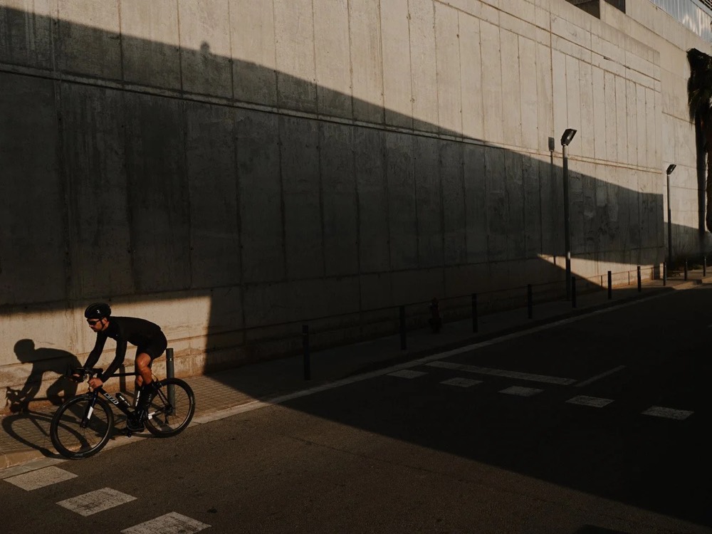 Radfahrer fährt in Barcelona an einer Betonmauer vorbei, DIZO Bikes