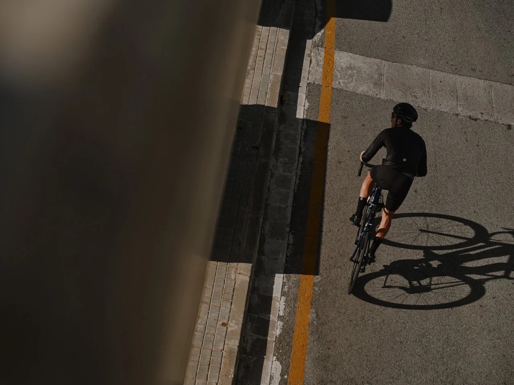 Radfahrer wirft in Barcelona einen langen Schatten auf den Radweg, DIZO Bikes