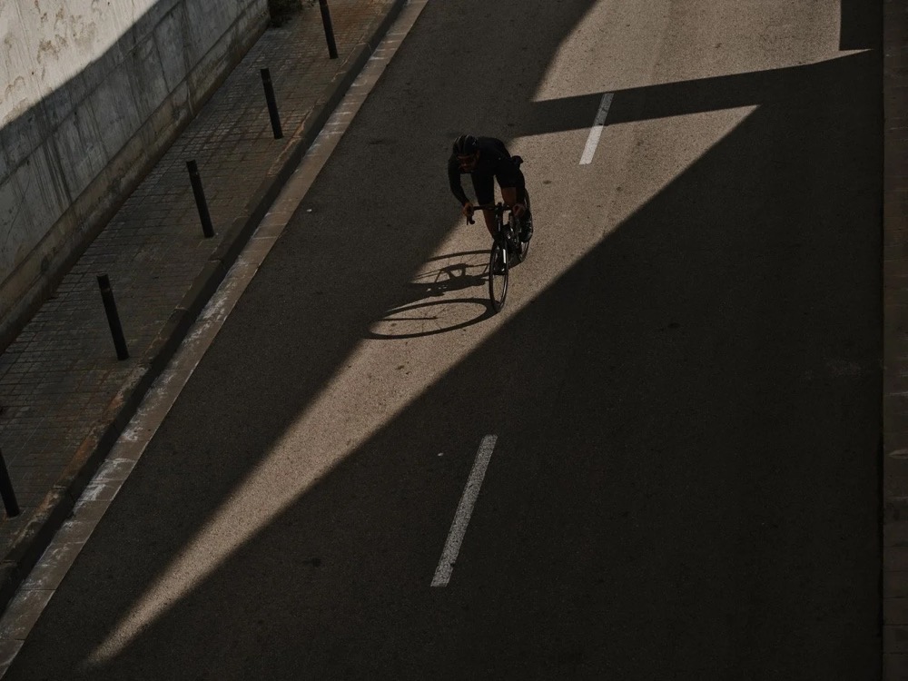 Radfahrer auf einem Radweg in Barcelona, von oben, DIZO Bikes