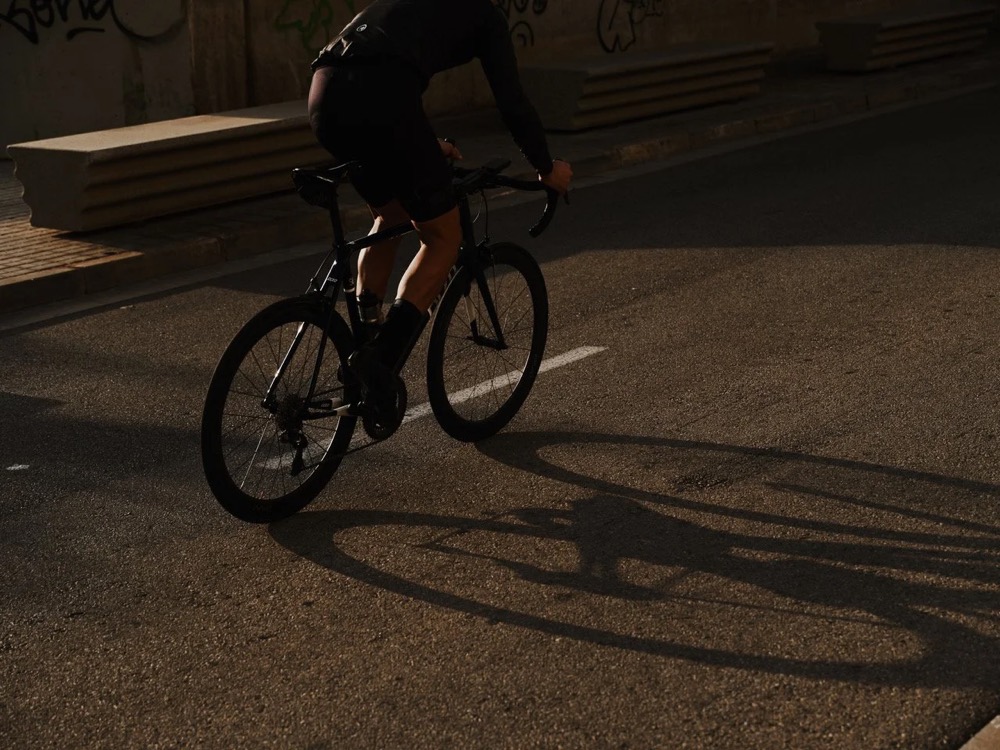Radfahrer auf dem Rennrad in der Nachmittagssonne in Barcelona, DIZO Bikes