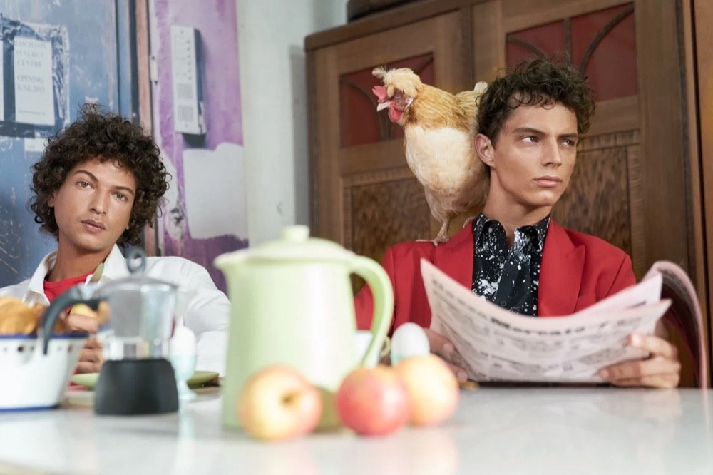 Zwei Models mit einem Huhn am Frühstückstisch, Drykorn-Kampagne FS/SS 21 auf der SiHo Ranch