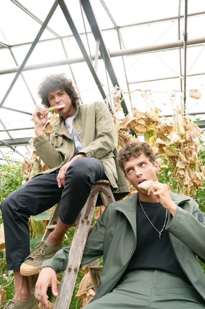 Zwei Models zwischen Pflanzen in einem Gewächshaus, Drykorn-Kampagne FS/SS 21 auf der SiHo Ranch