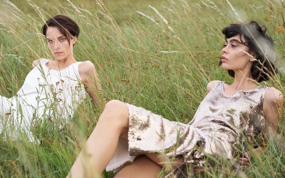 Zwei Models liegen auf einer Wiese, Drykorn-Kampagne FS/SS 21 auf der SiHo Ranch