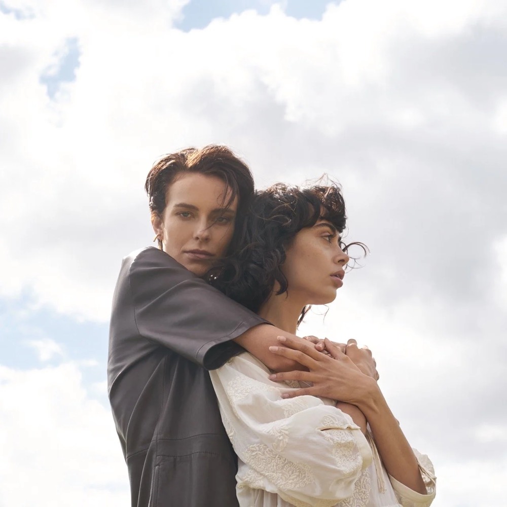 Zwei Models umarmen sich vor bewölktem Himmel, Drykorn-Kampagne FS/SS 21 auf der SiHo Ranch