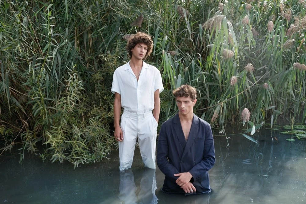 Zwei Models stehen in einem Teich, Drykorn-Kampagne FS/SS 21 auf der SiHo Ranch