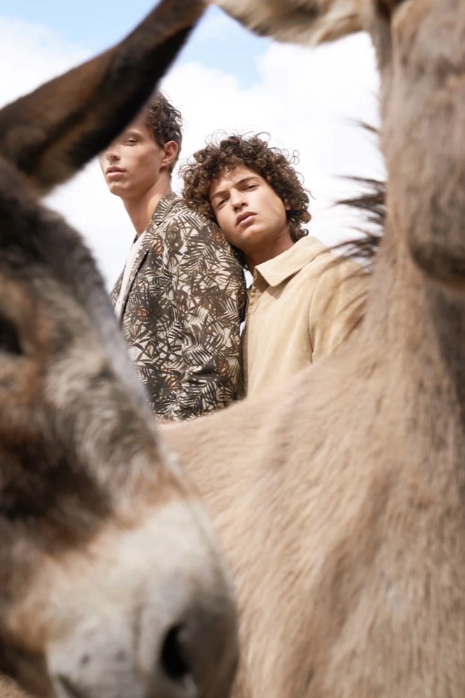 Zwei Models neben einem Esel, Drykorn-Kampagne FS/SS 21 auf der SiHo Ranch