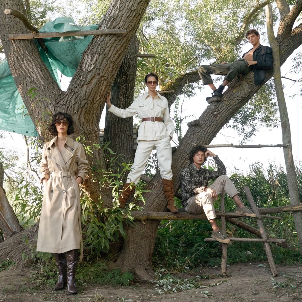 Models in und unter einem Baum auf einem Hof, Drykorn-Kampagne FS/SS 21 auf der SiHo Ranch