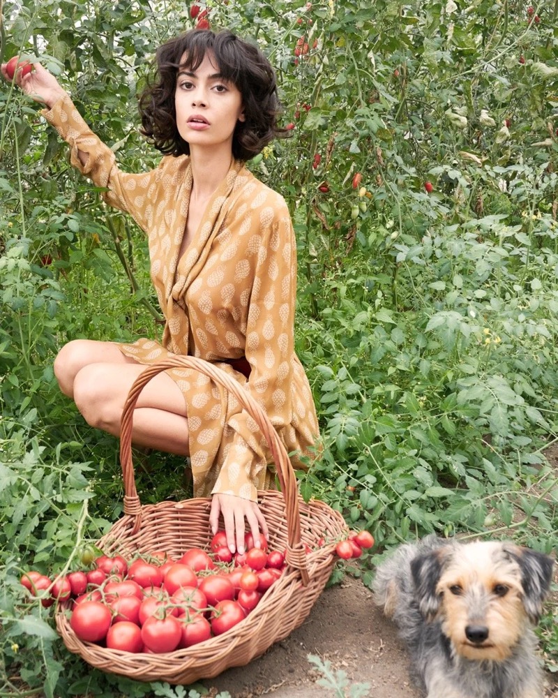 Model im Wildleder-Outfit mit Apfelkorb und Hund, Drykorn-Kampagne FS/SS 21 auf der SiHo Ranch