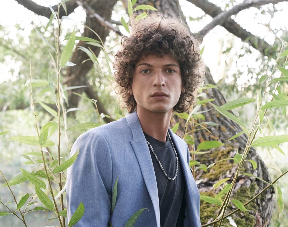 Model im blauen Blazer unter einem Baum, Drykorn-Kampagne FS/SS 21 auf der SiHo Ranch