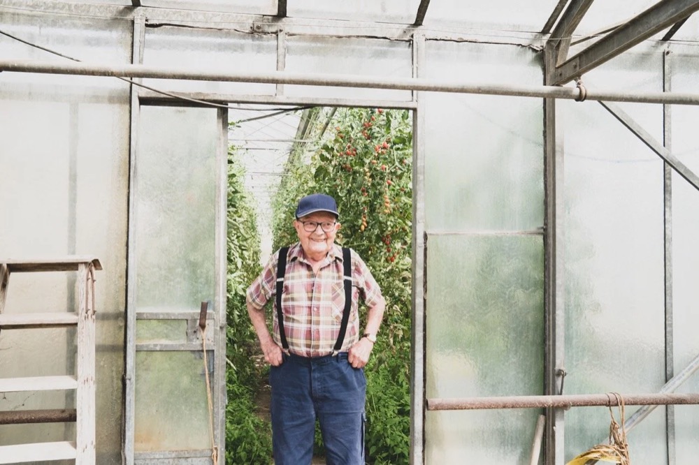Model in einem Gewächshaus, Drykorn-Kampagne FS/SS 21 auf der SiHo Ranch