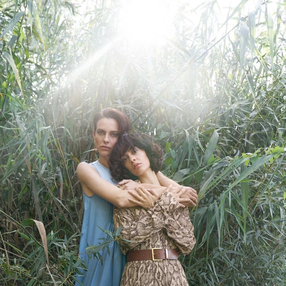 Zwei Models auf einer sonnigen Waldlichtung, Drykorn-Kampagne FS/SS 21 auf der SiHo Ranch