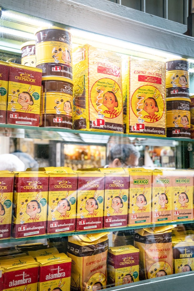 Regale voller italienischer Kaffeepackungen, Drykorn-Kampagne FS/SS 23 in Neapel