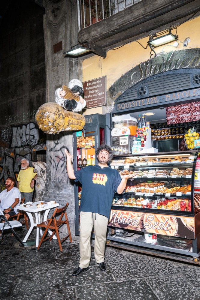 Model vor einer Konditorei in einer alten Gasse, Drykorn-Kampagne FS/SS 23 in Neapel