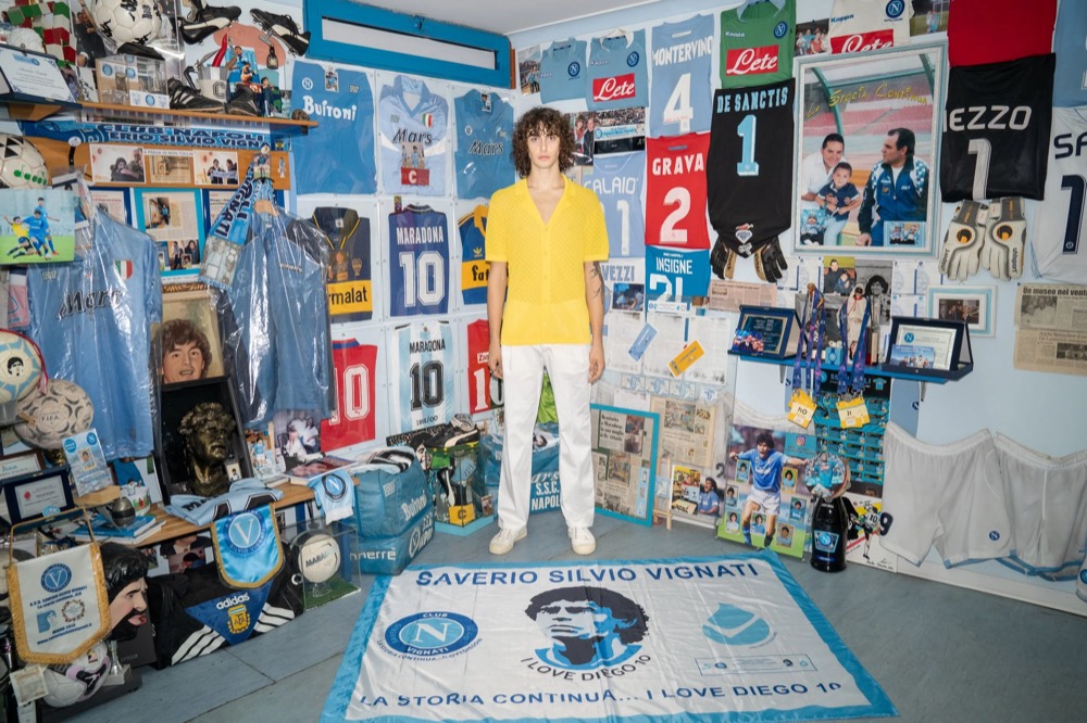 Model im gelben Hemd in einem Napoli-Souvenirladen, Drykorn-Kampagne FS/SS 23 in Neapel