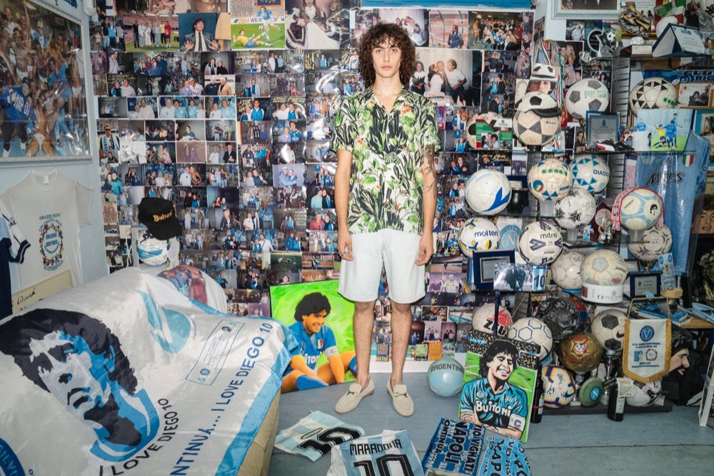 Model in einem Laden voller Fußball-Memorabilia, Drykorn-Kampagne FS/SS 23 in Neapel