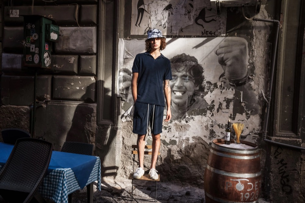 Model in einer dunklen Werkstatt mit alten Wandbildern, Drykorn-Kampagne FS/SS 23 in Neapel