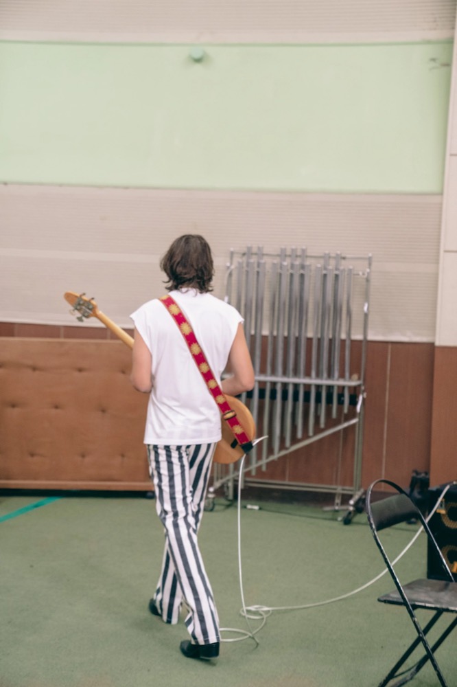 Model spielt Gitarre in einem Proberaum, Drykorn-Kampagne FS/SS 23 in Neapel