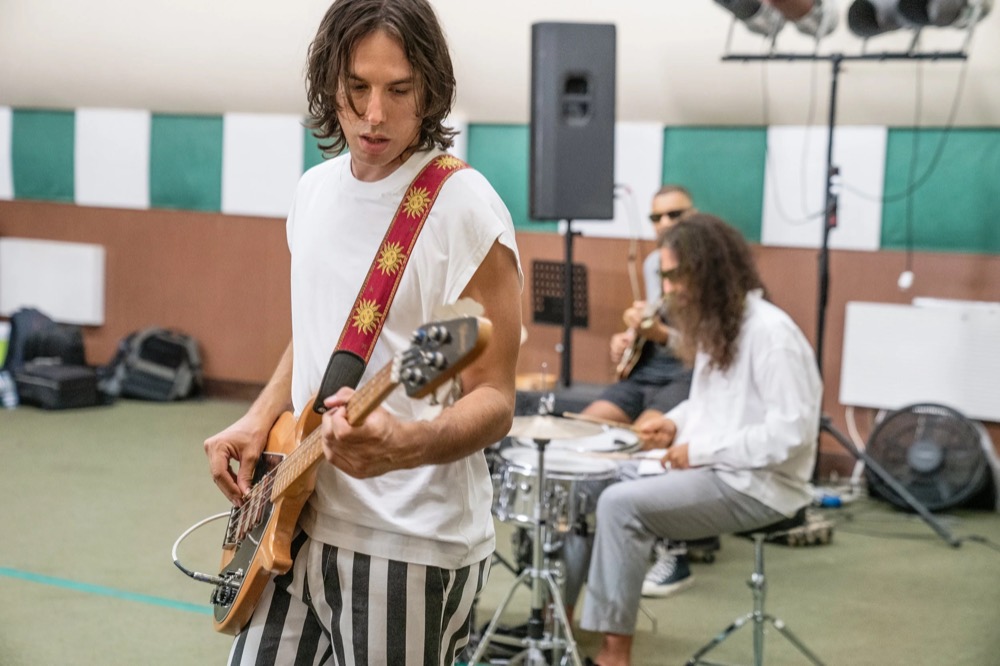 Band spielt in einem Proberaum, Drykorn-Kampagne FS/SS 23 in Neapel