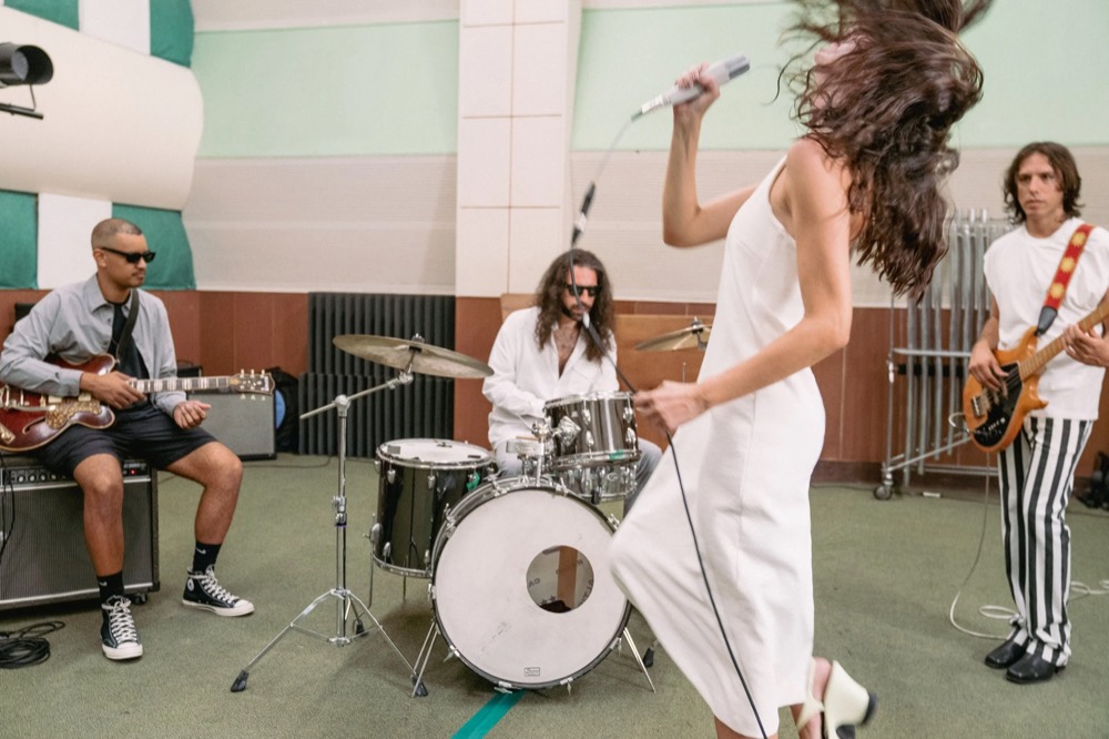 Band probt mit einem Schlagzeuger, Drykorn-Kampagne FS/SS 23 in Neapel