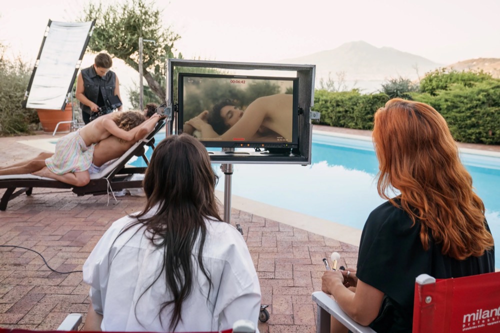 Behind the Scenes: Crew am Monitor am Pool, Drykorn-Kampagne FS/SS 23 in Neapel