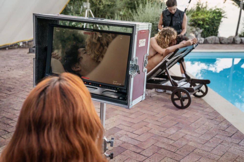 Behind the Scenes: Videomonitor am Set am Pool, Drykorn-Kampagne FS/SS 23 in Neapel