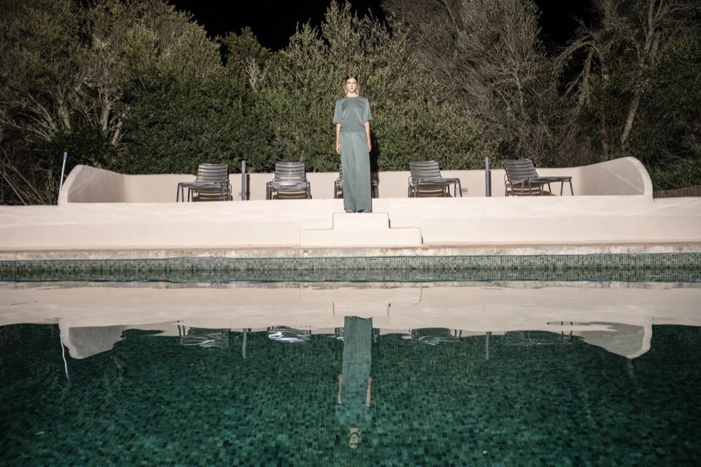 Pool einer Villa in der Dämmerung, Drykorn-Kampagne FS/SS 24 Teil II auf Mallorca
