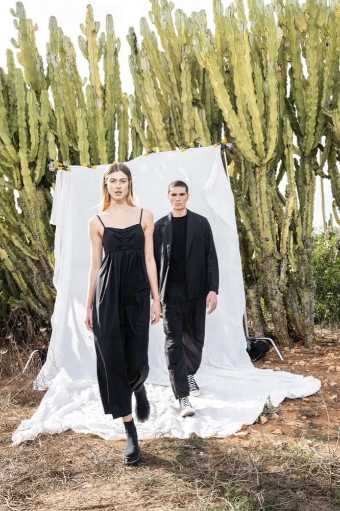 Zwei Models in Schwarz vor einem weißen Tuch zwischen Kakteen, Drykorn-Kampagne FS/SS 24 Teil II auf Mallorca