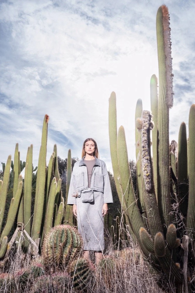 Model in Grau zwischen hohen Kakteen, Drykorn-Kampagne FS/SS 24 Teil II auf Mallorca