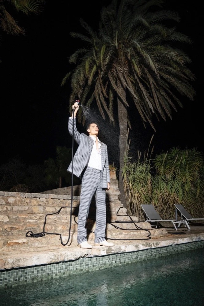Model im grauen Anzug nachts am Pool, Drykorn-Kampagne FS/SS 24 Teil II auf Mallorca