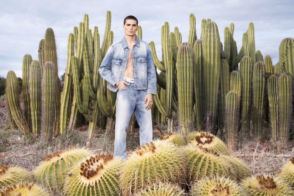 Model in einem Kakteengarten, Drykorn-Kampagne FS/SS 24 Teil II auf Mallorca