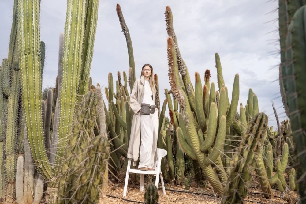 Model in einem Kakteengarten, Totale, Drykorn-Kampagne FS/SS 24 Teil II auf Mallorca