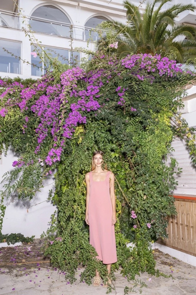 Model im rosa Kleid unter Bougainvillea, Drykorn-Kampagne FS/SS 24 Teil II auf Mallorca