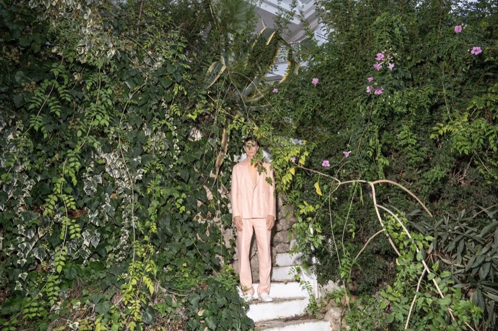Model vor einer grünen Hecke, Drykorn-Kampagne FS/SS 24 Teil II auf Mallorca