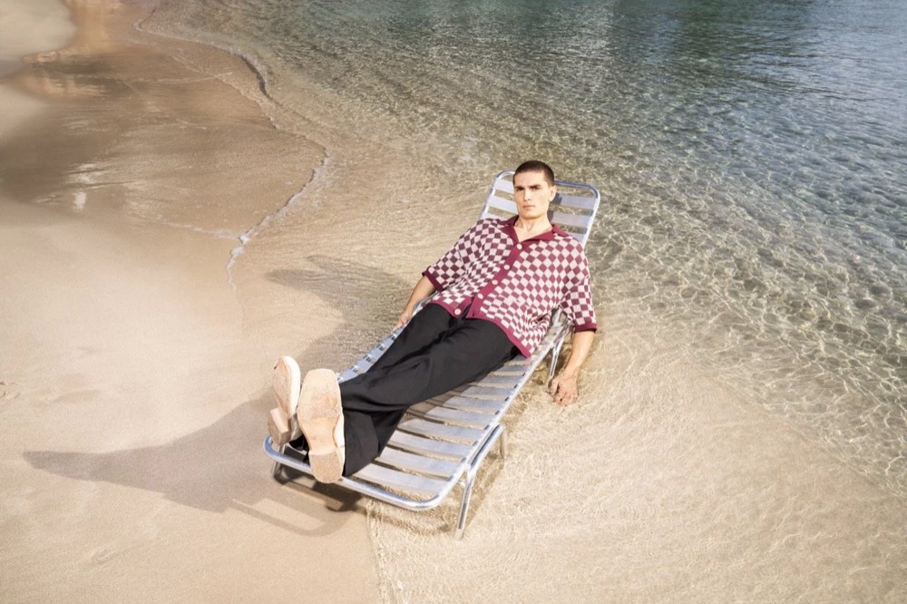 Model auf einer Sonnenliege am Strand, Drykorn-Kampagne FS/SS 24 Teil II auf Mallorca